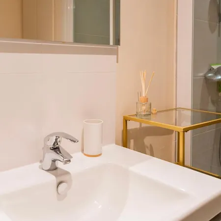 Chic Monceau Retreat شقة